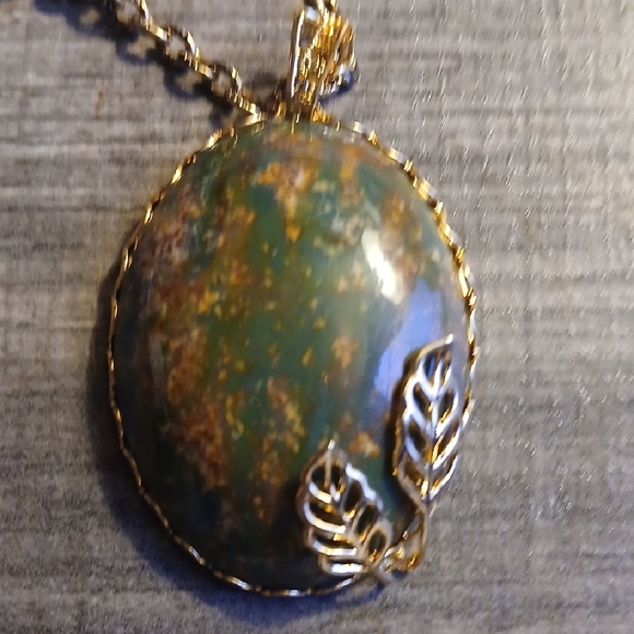 Elegant Green and Gold Tone Pendant Necklace - Picture 3 of 3